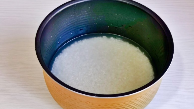 番茄海鲜饭,<a style='color:red;display:inline-block;' href='/shicai/ 492'>大米</a>淘干净放入电饭煲中,水量和平时一样即可。
