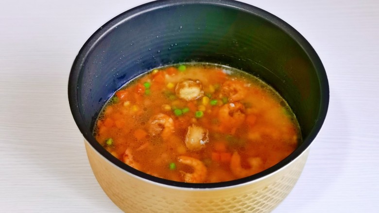 番茄海鲜饭,炒好的海鲜倒入电饭煲中,加入<a style='color:red;display:inline-block;' href='/shicai/ 699'>番茄酱</a>,启动电饭煲煮饭即可。