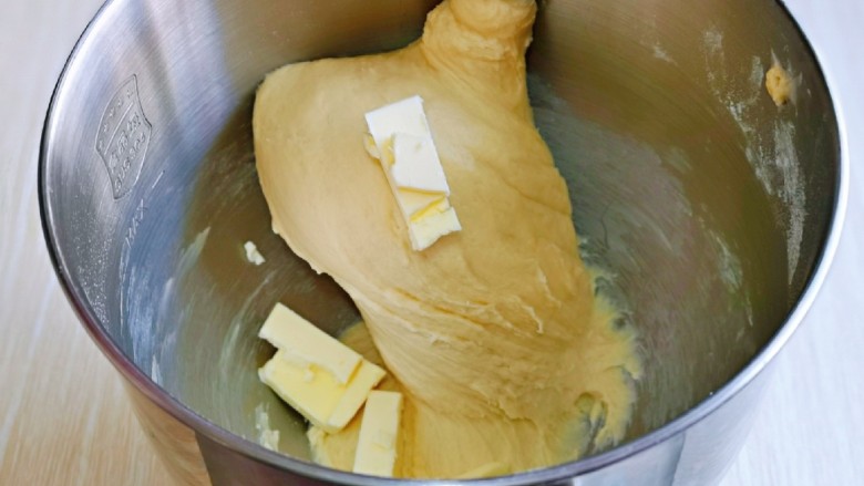 肉松牛角包,这时面团处于扩展阶段,加入室温软化的黄油,再次揉面一个程序。