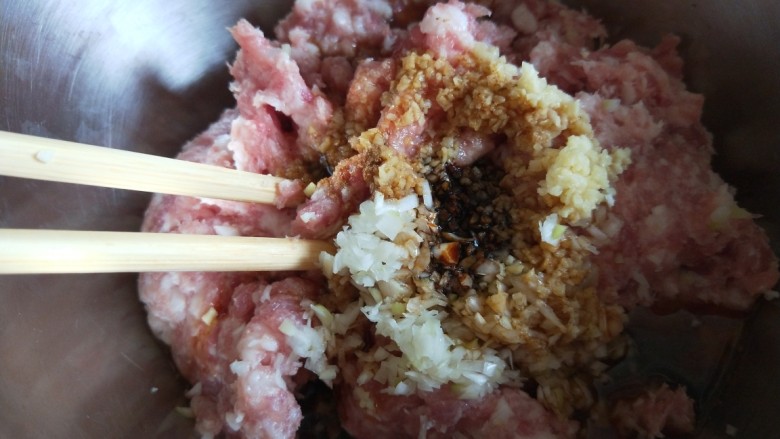 茄汁狮子头,放入肉馅中,加入红烧<a style='color:red;display:inline-block;' href='/shicai/ 692'>酱油</a>,耗油,料酒。