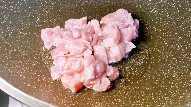 酱爆双丁,锅中下少许油,倒入猪肉丁