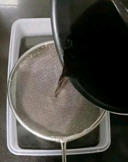 水果芋圆烧仙草,用过滤网过滤到保鲜盒中,放凉后冷藏四小时