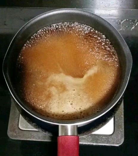 水果芋圆烧仙草,再开火,一定要不停搅拌,煮至沸腾后关火