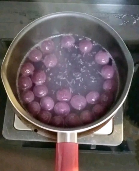 水果芋圆烧仙草,起锅烧水,水开后下芋圆,煮至芋圆全部浮起
