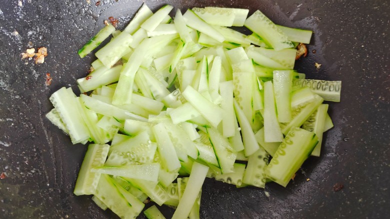 黄瓜烧豆腐,锅内留底油,下黄瓜片,翻炒片刻