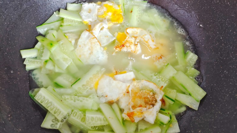 黄瓜烧豆腐,加适量热开水,再加入荷包蛋
