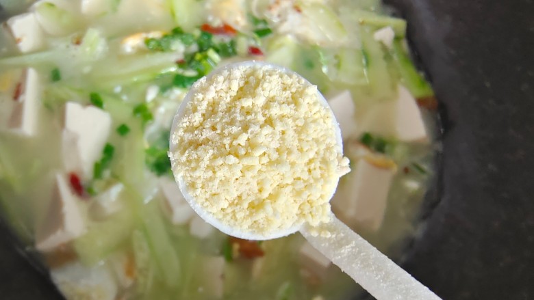 黄瓜烧豆腐,加一勺鸡精,搅拌均匀,即可