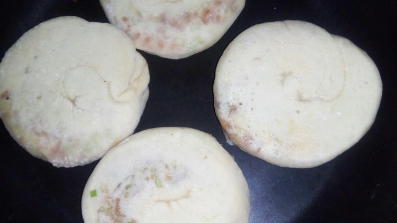藤椒风味小饼,烙至两面有饼花,关火。