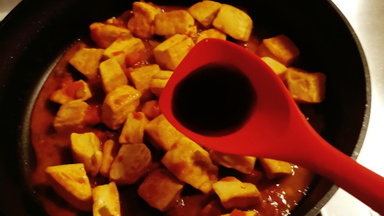 黄瓜烧豆腐,放入煎好的豆腐,放入<a style='color:red;display:inline-block;' href='/shicai/ 721'>蚝油</a>增鲜。