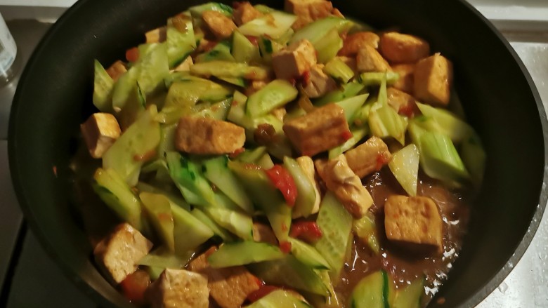 黄瓜烧豆腐,按自己口味添加盐,快速翻拌,黄瓜片断生即可关火出锅。