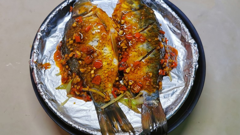 香烤鲫鱼,浇上之前调好的烧烤料汁。
