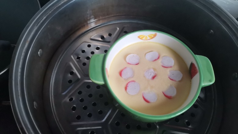 蟹棒蒸蛋,然后上面再摆入一些蟹棒,再继续蒸5分钟