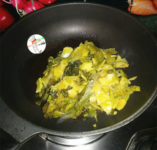 酸汤肉片,锅热倒油,下入姜片和一半葱白爆香,再放入酸菜煸炒