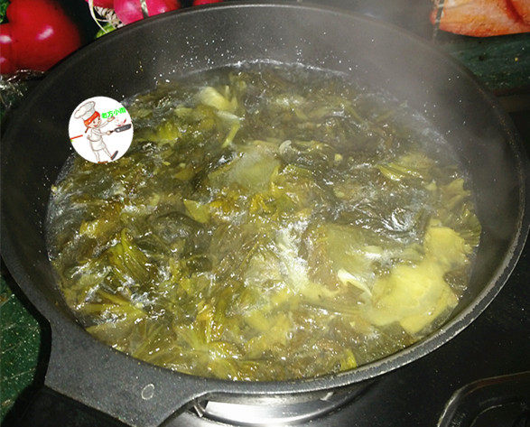 酸汤肉片,把酸菜炒软炒出香味,加入适量清水,大火煮开