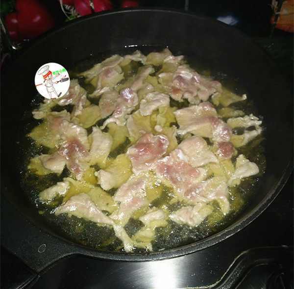 酸汤肉片,转中小火,再把腌制好的肉片,一片一片地下入锅中