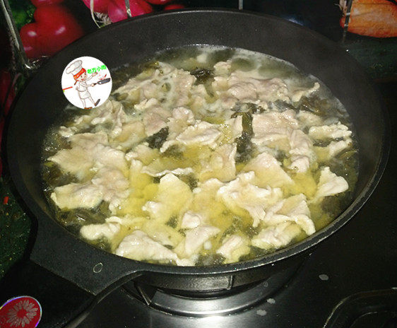 酸汤肉片,肉片全部入锅后,开大火煮至沸腾,即可关火;酸菜的咸味重,肉片也用食盐腌过了,这里就不用再放盐了