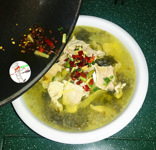 酸汤肉片,锅中重新倒油,烧热,下入葱白、花椒粒和干辣椒,爆香后迅速浇在肉片上