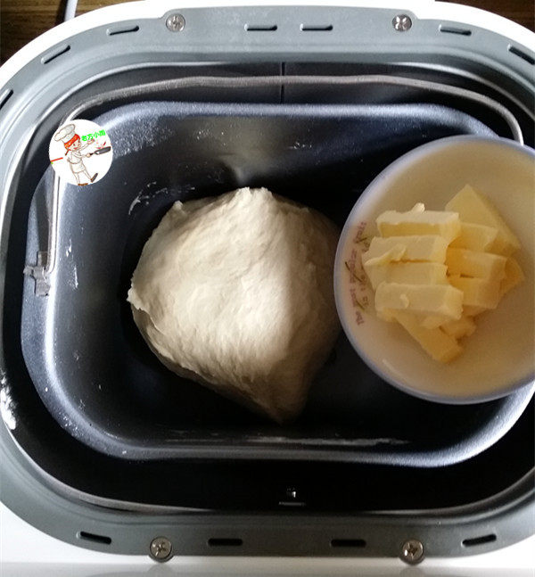 肉松牛角包,揉至光滑后加入软化的黄油,继续揉面