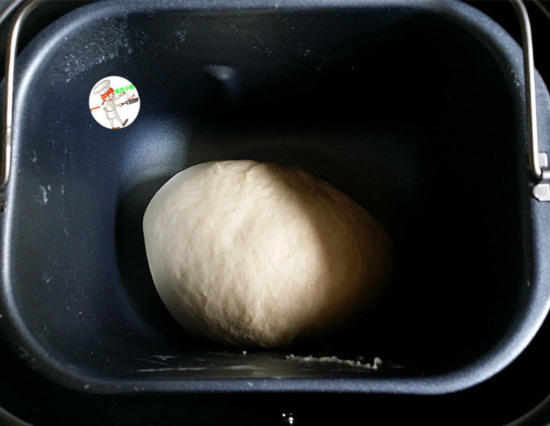 肉松牛角包,程序结束后不用检查是否出膜,直接把面团搓圆、盖上保鲜膜