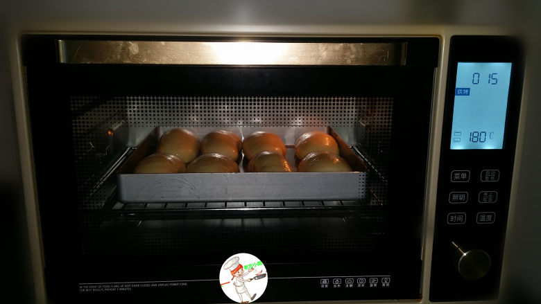 肉松牛角包,送入烤箱中层,温度不变,烘烤15分钟左右