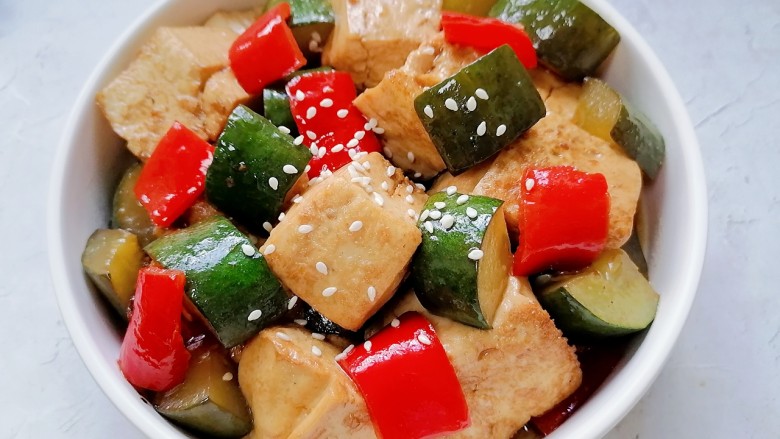 黄瓜烧豆腐,装盘撒上<a style='color:red;display:inline-block;' href='/shicai/ 678'>白芝麻</a>点缀