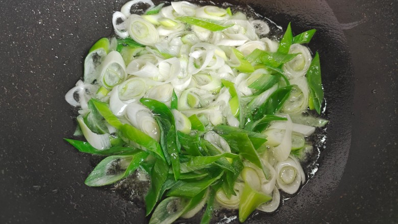 酱爆双丁,起油锅,油热后下大葱,炒香
