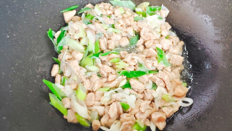 酱爆双丁,加入鸡丁,翻炒至鸡丁变色