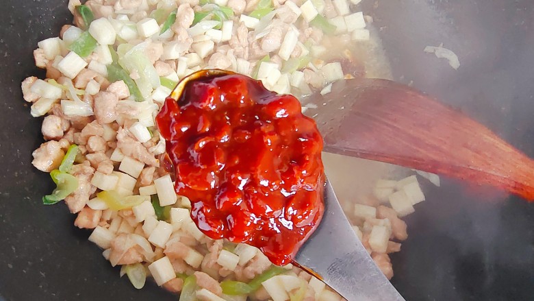 酱爆双丁,待锅内汤汁差不多收紧,加两勺<a style='color:red;display:inline-block;' href='/shicai/ 4510'>黄豆酱</a>
