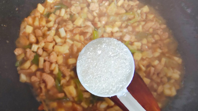 酱爆双丁,加一小勺细砂糖,翻炒均匀,即可