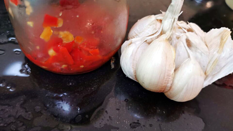 香烤鲫鱼,蒜,剁椒