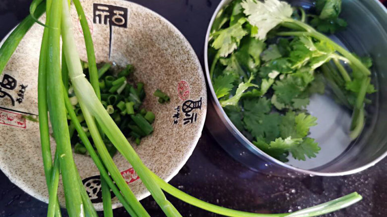 香烤鲫鱼,葱,香菜