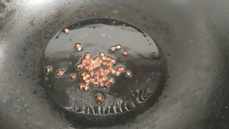 酸汤肉片,锅中放入少量植物油,加入适量<a style='color:red;display:inline-block;' href='/shicai/ 700'>花椒</a>
