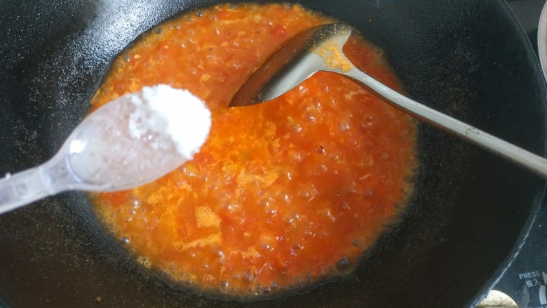 酸汤肉片,加入少量盐,大火烧开