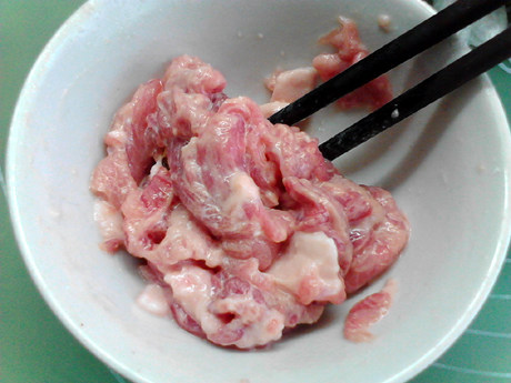 酸汤肉片,拌匀,腌制半小时左右。