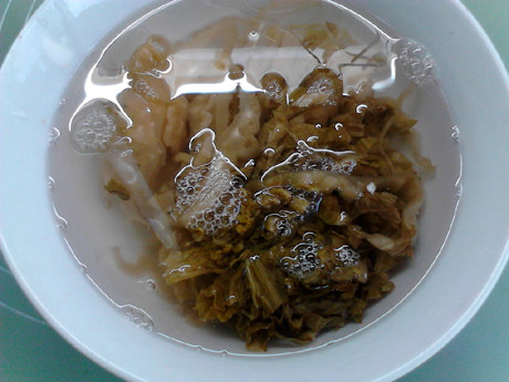 酸汤肉片,酸菜洗净切丝,用清水浸泡挤水,反复数次。