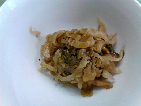 酸汤肉片,最后挤干水分,备用。