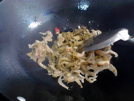 酸汤肉片,倒入酸菜,反复煸炒。