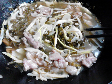 酸汤肉片,煮至肉片发白,熄火。