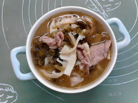 酸汤肉片,倒入碗中,趁热食用。