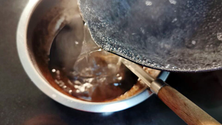 芒果芋圆烧仙草,600克的水烧开,倒入仙草浆中