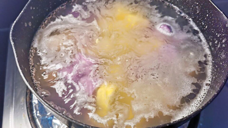 芒果芋圆烧仙草,水烧开,下芋圆