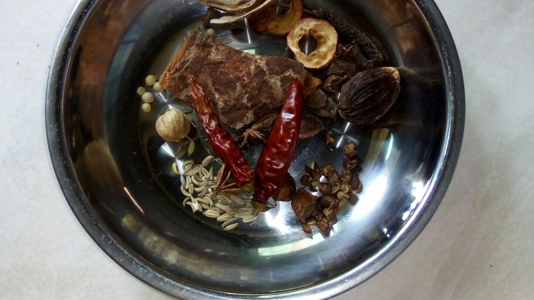 香卤盖浇饭,准备香料。