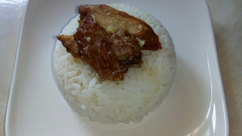 香卤盖浇饭,盘中倒扣一碗<a style='color:red;display:inline-block;' href='/shicai/ 507'>米饭</a>,放上牛腩片,浇上卤汁。