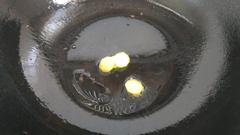 茄汁狮子头,锅中留适量底油,放入姜片爆香
