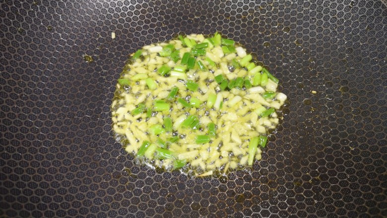 酱爆双丁,炒锅内继续倒油烧热,下入葱姜蒜炒出香味(<a style='color:red;display:inline-block;' href='/shicai/ 157'>小葱</a>留出来一半后面用)。