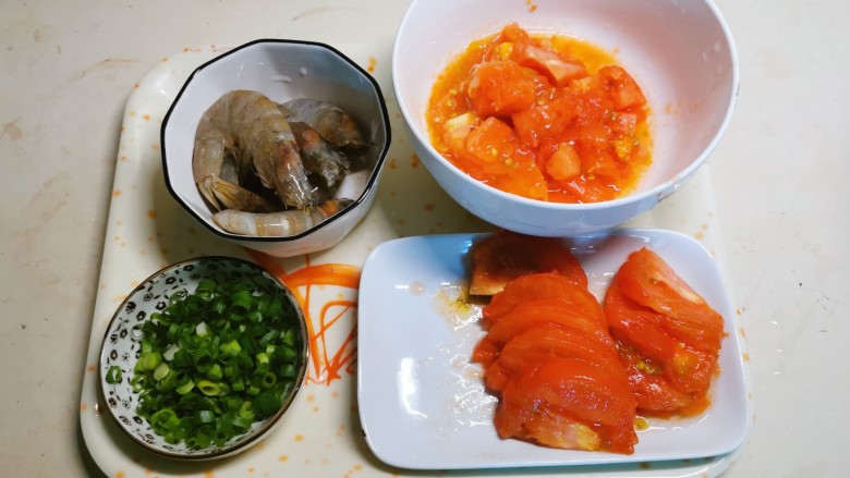 番茄海鲜饭,其它食材处理好，<a style='color:red;display:inline-block;' href='/shicai/ 59'>番茄</a>去皮一部分切片，一部分切碎，<a style='color:red;display:inline-block;' href='/shicai/ 3232'>香葱</a>切碎，大虾挑出虾线备用。