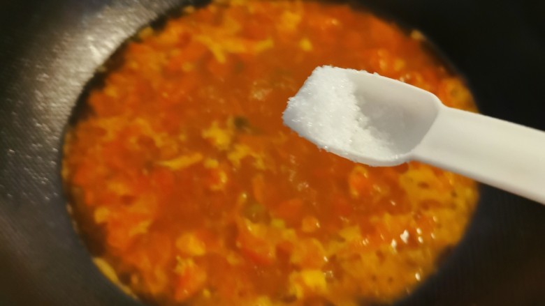 番茄海鲜饭,添加适量清水,加入<a style='color:red;display:inline-block;' href='/shicai/ 3729'>白糖</a>和盐调味烧开。