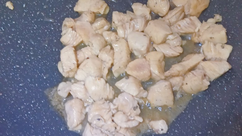 酱爆双丁,锅里加油,加入鸡丁翻炒