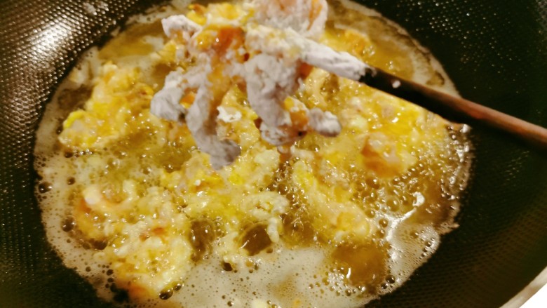 炸鱿鱼须,起油锅放入食用油,油温6层热将鱿鱼须放入锅中。