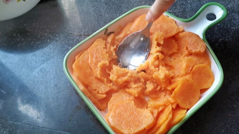 红薯苹果馅饼,这时红薯已经蒸好,然后用勺子压成泥